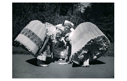 521. Filatélia, képeslap, numizmatika, műtárgy, könyv, papírrégiség, ékszer aukció - Fotóművészet