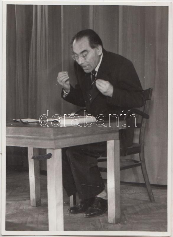 cca 1980 Grétsy László (1932) nyelvész, főiskolai tanár, televíziós személyiség, a magyar nyelvművelés kiemelkedő alakja előadás közben, 3 db portrékép, 11,5x8,5 cm