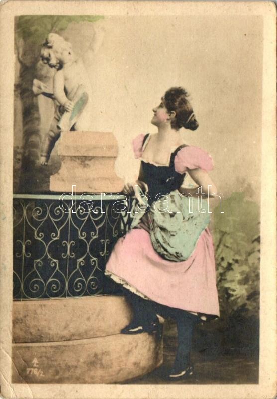 Lady with statue minicard (7 cm x 10 cm), Hölgy szoborral, kisméretű lap (7 cm x 10 cm)