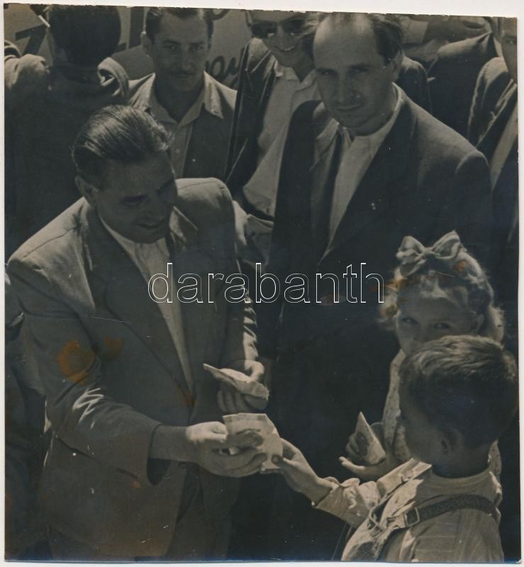 cca 1948 Dobi István (1898-1968) földművelésügyi miniszterként a cukorkaravánnal járta az országot, feliratozott korabeli sajtófotó, 12x11 cm