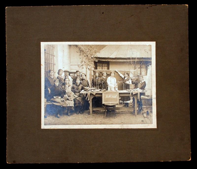 cca 1920 Szabászati műhely tulajdonosa, mestere, alkalmazottjai, 11x15 cm, karton 22x26 cm