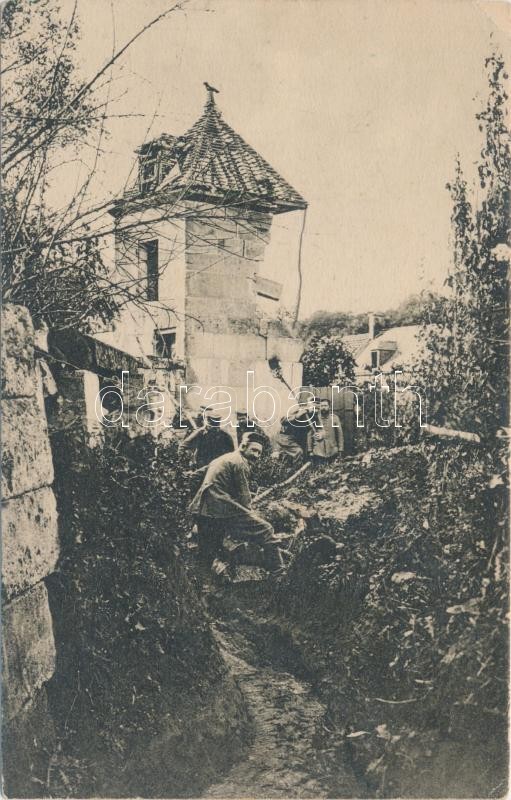Zerschossener Taubenturm im Schützengraben / German soldiers in the trench, Német katonák lövészárokban