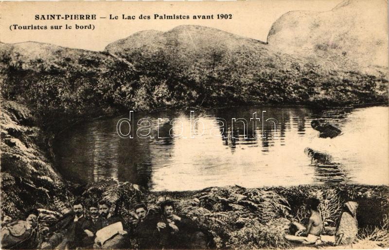 Saint-Pierre, Lac des Palmistes / lake, tourists on the bank