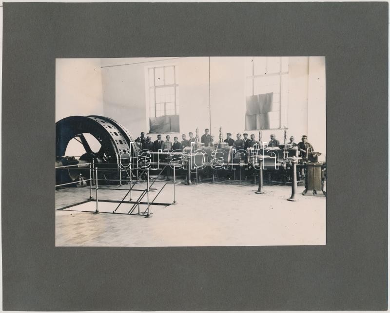 cca 1930 A Röck István Gépgyár termékeit és dolgozóit  bemutató album egy lapja, rajta két felragasztott fotó, 12,5x17,5 cm, karton 20x25 cm