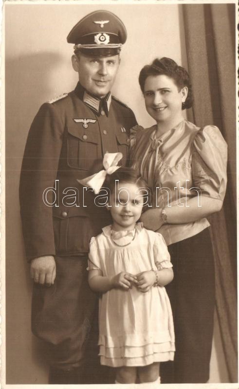 1940 Pilóta a családjával. Maria Hlawka fényképész által, 1940 Pilot with his family, Maria Hlawka photo