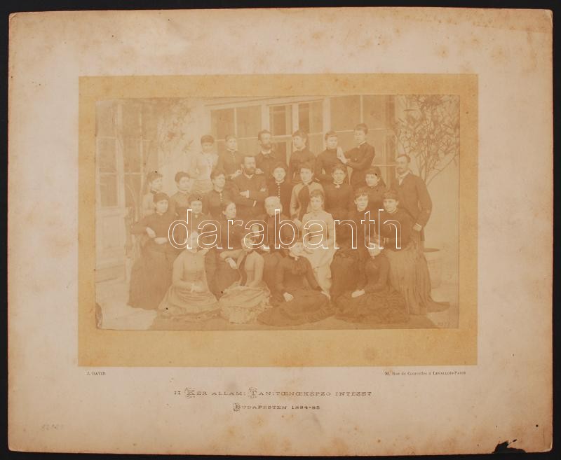 1885 II. ker. Állami Tanítónőképző Intézet tanárai és végzett növendékei, a fotó külön érdekessége, hogy egy párizsi fényképész J. David készítette Bp-en a csoportképet, 13,5x21,5 cm, karton 26x33 cm