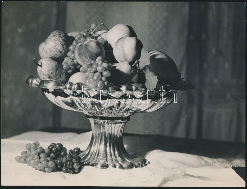 cca 1935 Unghváry Iván: Gyümölcsös csendélet, jelzetlen vintage fotó a hagyatékából, 18x24 cm
