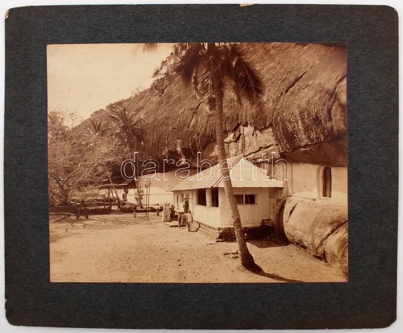 cca 1880 Lakóházak a sziklák alatt, kartonra kasírozott fotó, 21x26 cm, karton 29x35 cm