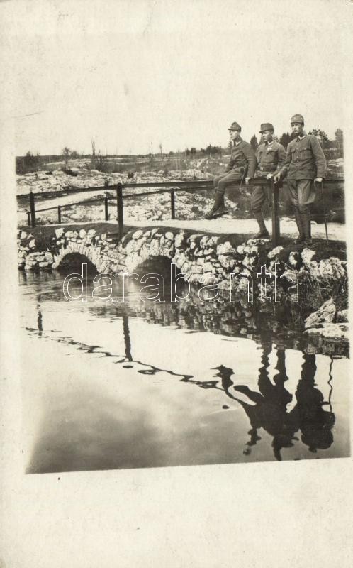 1917 katonák a hídon, fotó, 1917 WWI K.u.K. infantry soldiers on a bridge photo