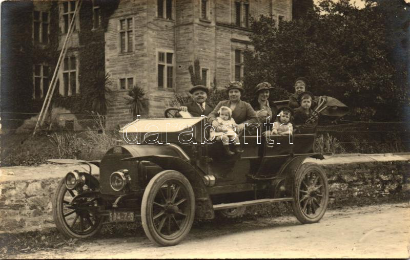 Family photo with old automobile, Családi fotó régi automobillal