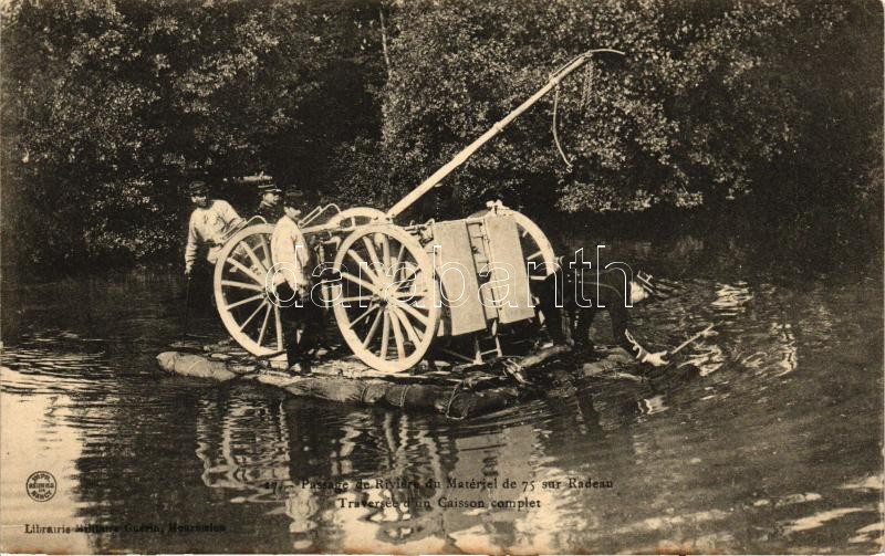 Francia katonák ágyút szállítanak át a folyón, Passage de Riviere du Materiel de 75 sur Radean. Traversee d'un Caisson complet / French military, transporting a cannon on water