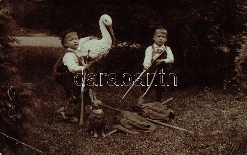 Children hunters with guns, animal sculptures, humour, Freundschaftssaal photo, Ifjú vadászgyerekek