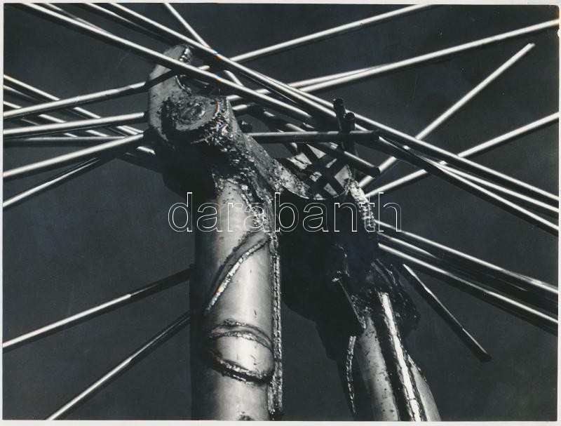 cca 1975 Gebhardt György (1910-1993): Szocreál szobrászati alkotás részlete, jelzés nélküli vintage fotó a szerző hagyatékából, 18x24 cm