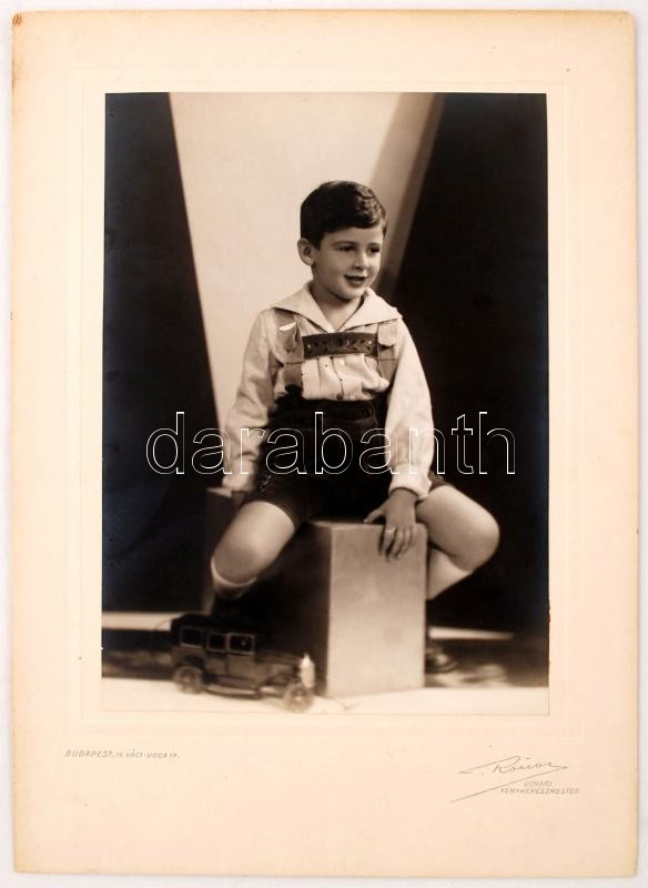 cca 1930 Gyermekfotó Rónay Dénes udvari fényképészmester budapesti műterméből, 23x16 cm, karton 33x24 cm