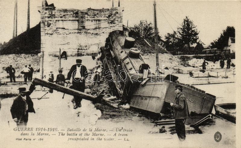 1914-1916 A Marne csata, vonat (képeslapfüzetből), Bataille de la Marne. Un train dans le Marne / the battle of Marne. A train precipitated in the water (taken from a postcard booklet)
