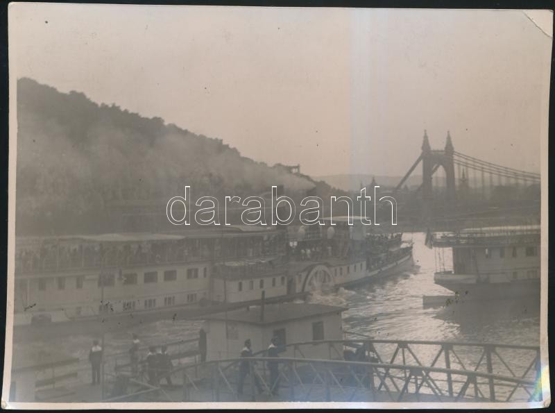 cca 1920-1930 Gőzhajó a Gellért-hegynél háttérben a régi Erzsébet híddal, egyik sarkán törésnyommal, 17x12 cm