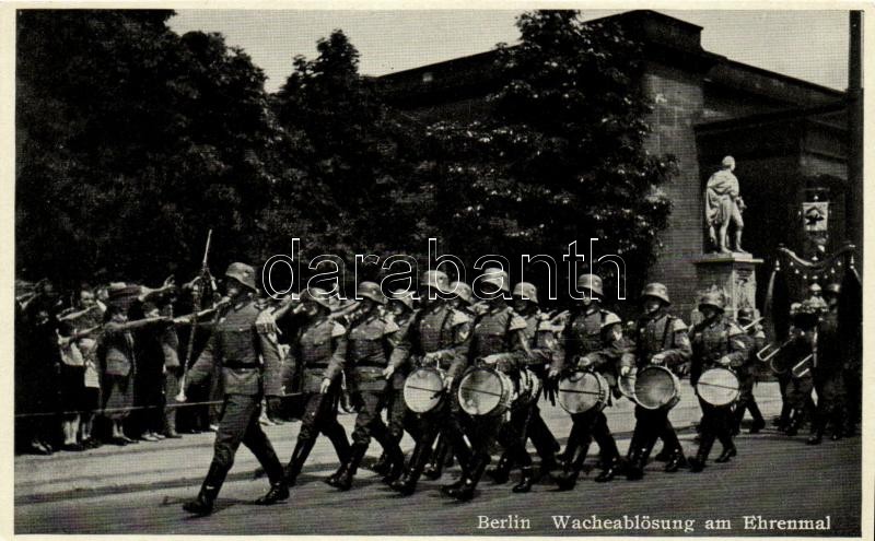 Berlin, Wacheablösung am Ehrenmal / NS soldiers (cut)