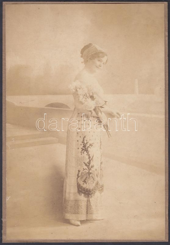 cca 1920 Festett műtermi háttér előtt készült fotó Máté Olga (1878-1961) műtermében, jelzés nélküli fotó a szerző hagyatékából, 22x15 cm