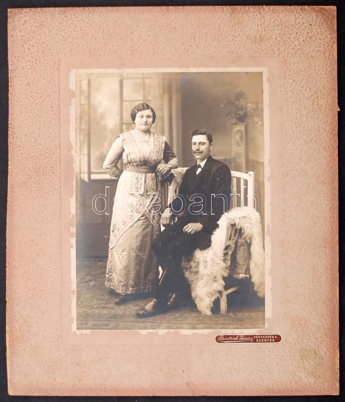 cca 1910 Friedrich János (1874-1959) szentesi fényképész műtermi felvétele egy házaspárról, 22,5x16,5 cm, karton 35x30 cm