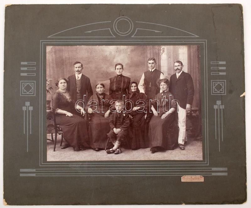 cca 1900 Nagybecskerek, családi fotó Oldal István műterméből, kartonra kasírozva, 17x23 cm, karton 30x36 cm