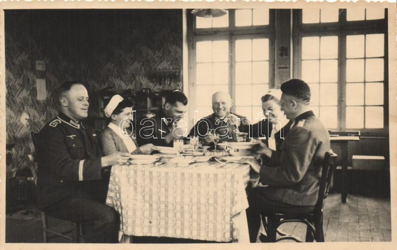 Tüzérségi tisztek, fotó, Artillerie-Offiziere am Tisch / Wehrmacht Artillery, German officers at the dining table, photo