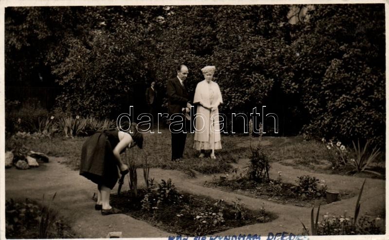 1937 Sir Wyndham Deedes in his Bethnal Green home (postcard written and sent by his secretary, Barbara Murray) photo, 1937 Sir Wyndham Deedes bethnal green-i otthonában (titkárnője, Barbara Murray által megírt és feladott képeslap), fotó