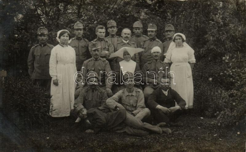 A Magyar Vöröskereszt ápolónői sérült katonákkal, fotó, Hungarian Red Cross nurses with wounded soldiers, photo
