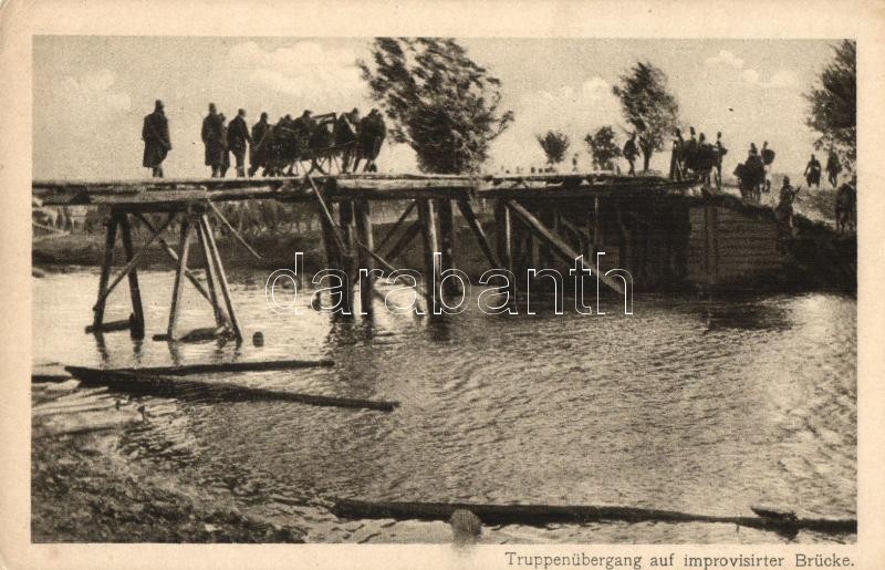 I. világháborús Osztrák-Magyar katonák a hídon, Az Érdekes Újság, ruppenübergang auf improvisirter Brücke / WWI Austro-Hungarian military, bridge