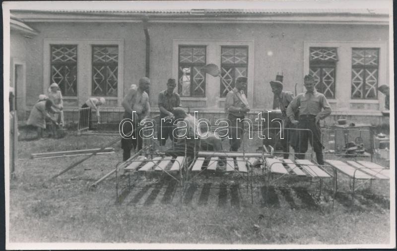 WWII military postcard from Zakarpattia Oblast, nurses and soldiers installing hospital beds, photo, II. világháborús katonai lap Kárpátaljáról, katonák és nővérek kórházi ágyakat szerelnek, fotó