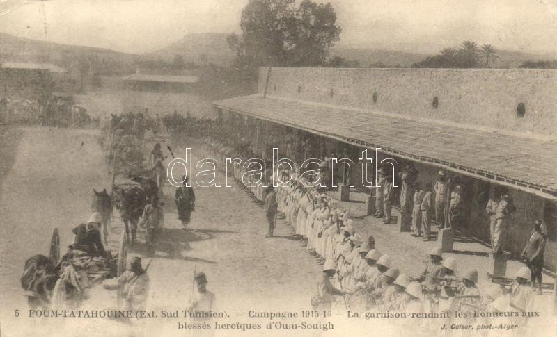 Tataouine, Foum-Tatahouine; The garrison rendering the honors for the heroic wounded soldiers of Oum Souigh, WWI military