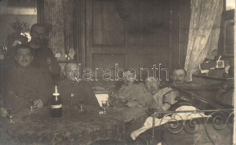 WWI German military officers in a room, drinking wine, photo, Első világháborús tisztek pihenés közben.