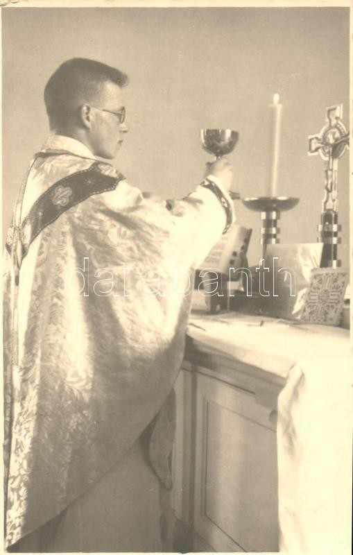 Pap, úrvacsora, fotó, Priest with communion wine, photo
