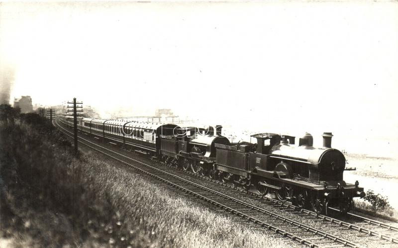 Két LNWR Jubilee Class 4-4-0 brit gőzmozdony, az egyik a No. 1937 'Superb', fotó, Two LNWR Jubilee Class 4-4-0 locomotives, one of them is the No. 1937 'Superb', photo