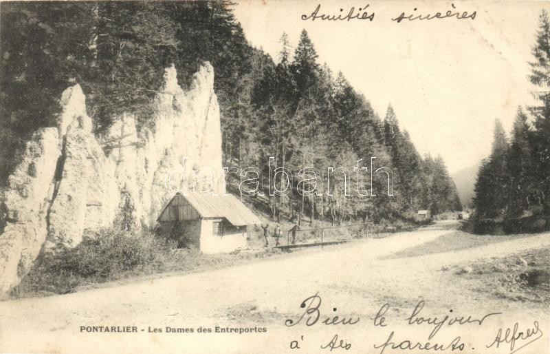 Pontarlier, 'Les Dames des Entreportes' / stone statues