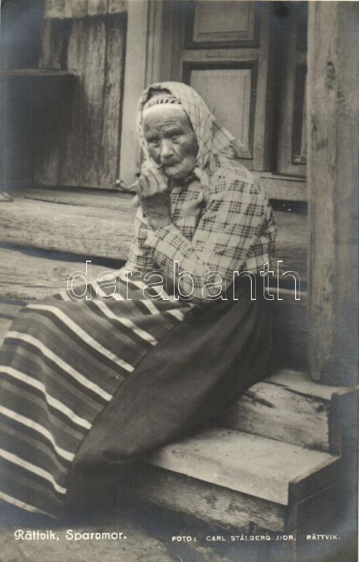 Svéd folklór, öregasszony pipával, Rättvik, Sparvmor / Swedish folklore, old woman with pipe