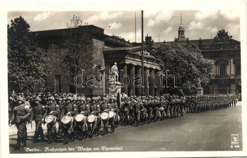 Berlin, Unter den Linden-Ehrenmal, Neue Wache; Aufziehen der Wache am Ehrenmal / NS parade, military music band