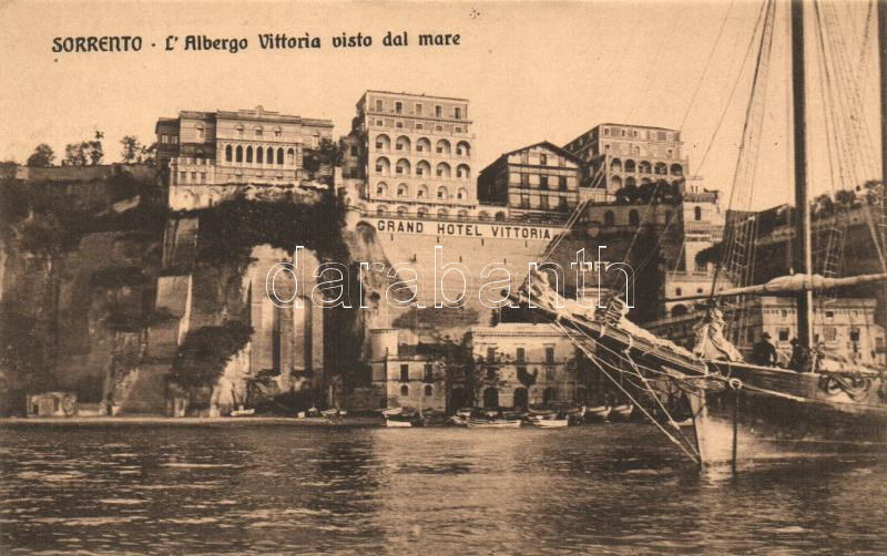 Sorrento, L'Albergo Vittoria visto dal mare / Hotel Vittoria seen from the sea, sailing ship