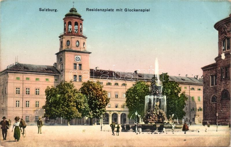 Salzburg, Residenzplatz mit Glockenspiel / square with carillon