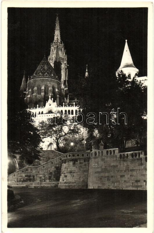 Budapest I. Halászbástya és a Koronázó templom éjszaka, kivilágítva