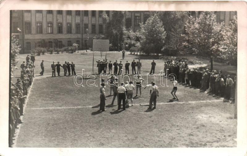 1943 Budapest (?) Azonosítatlan szakiskola ebéd utáni szünetben és visegrádi kiránduláson, 2 db fotó képeslap / 2 photo postcards