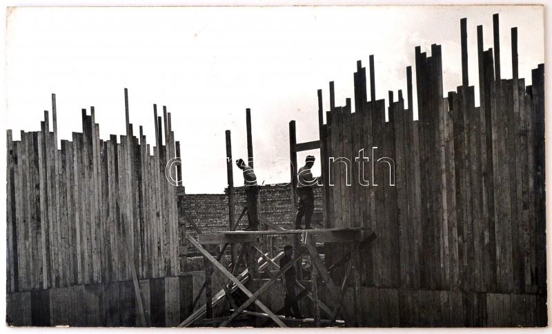 cca 1975 Kabáczy Szilárd: Székesfehérvári építkezés, pecséttel jelzett vintage fotóművészeti alkotás, kasírozva, 24x39 cm