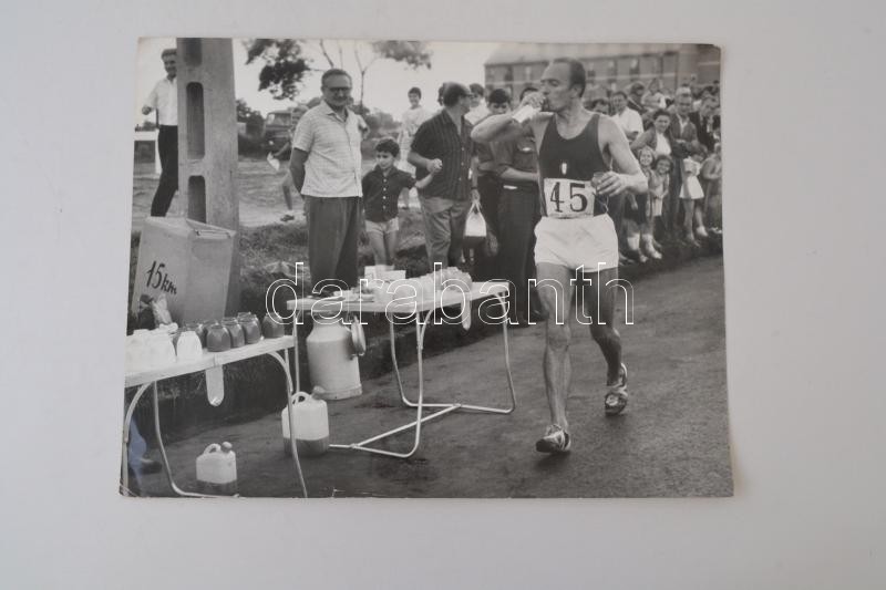 Abdon Pamich (Olaszország) 1966-os Atlétikai Európa Bajnokság aranyérmese 50 km gyaloglás, nagyméretű fotó, 30x39cm, 1966 Abdon Pamich Italian race walker photo 30x39cm