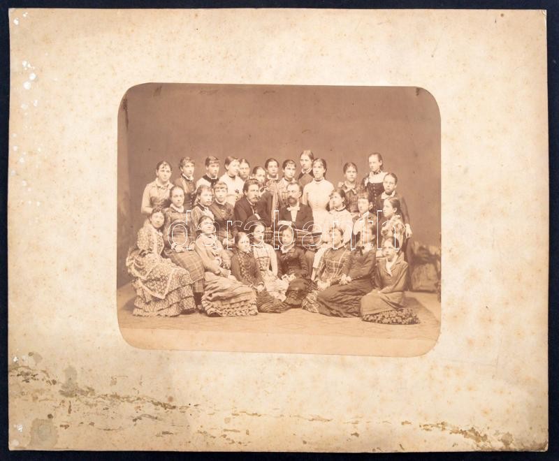 cca 1880 Leányosztály csoportképe, 15x20 cm, karton (foltos) 25x33 cm