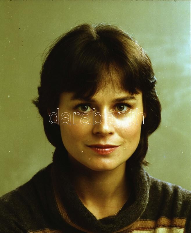 cca 1985 Hűvösvölgyi Ildikó színésznőről készült 4 db szabadon felhasználható, műtermi portré negatív, 6x7 cm
