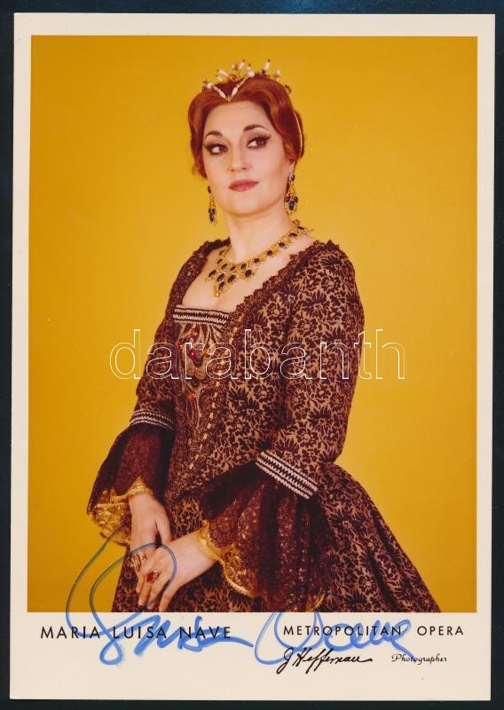 1981 Maria Luisa Nave opera-énekesnő aláírása egy őt ábrázoló színházi fotón, feliratozva, 18x12 cm, 1981 Maria Luisa Nave opera singer autograph signature 18x12 cm