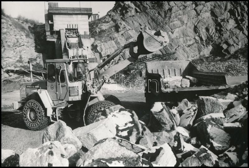 1980 Felszíni bányászat. Iharkúton bauxitot, Dunabogdányban andezitet bányásznak, 2 db vintage fotó, 22,5x17,5 cm és 16x24 cm