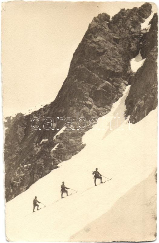 1916 Olasz front a hegyekben. Síjárőrök és az utánpótlás szállítására készült drótkötélpálya - 2 db fotó képeslap, WWI Italian front in the mountains, skiing patrols and cableway for transporting resupply - 2 photo postcards