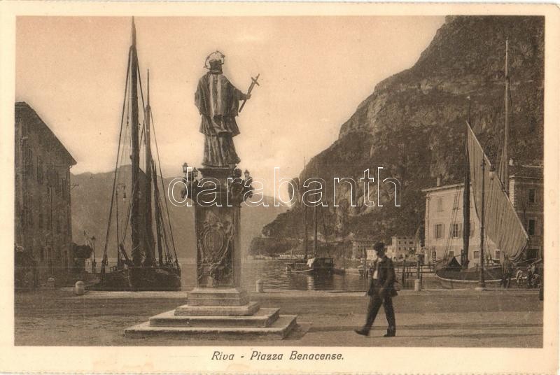 Riva, Piazza Benacense / square, monument