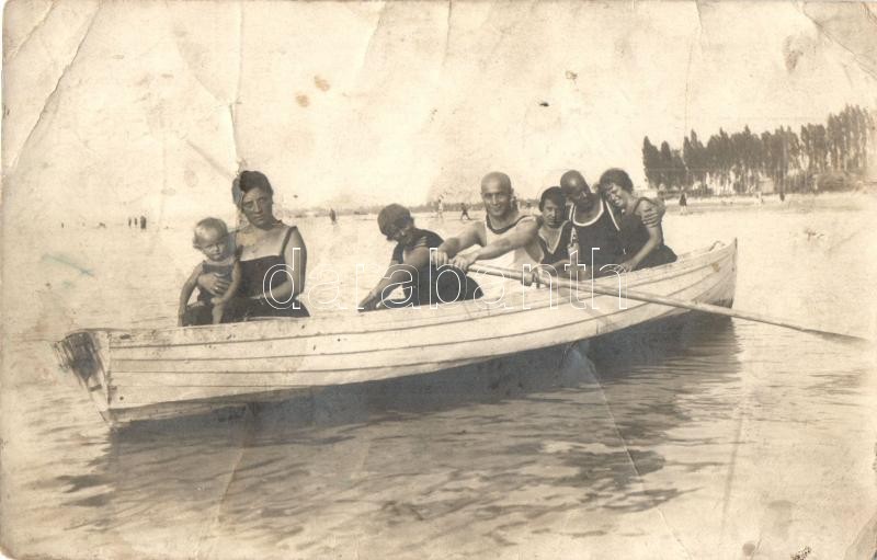 1921 Siófok, csónakázó család. Besenyi és Társa photo