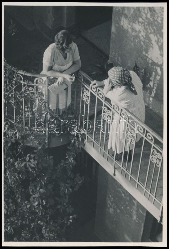 cca 1933 Kinszki Imre (1901-1945): Beszélgetés, pecséttel jelzett vintage fotóművészeti alkotás, 16,5x11,5 cm